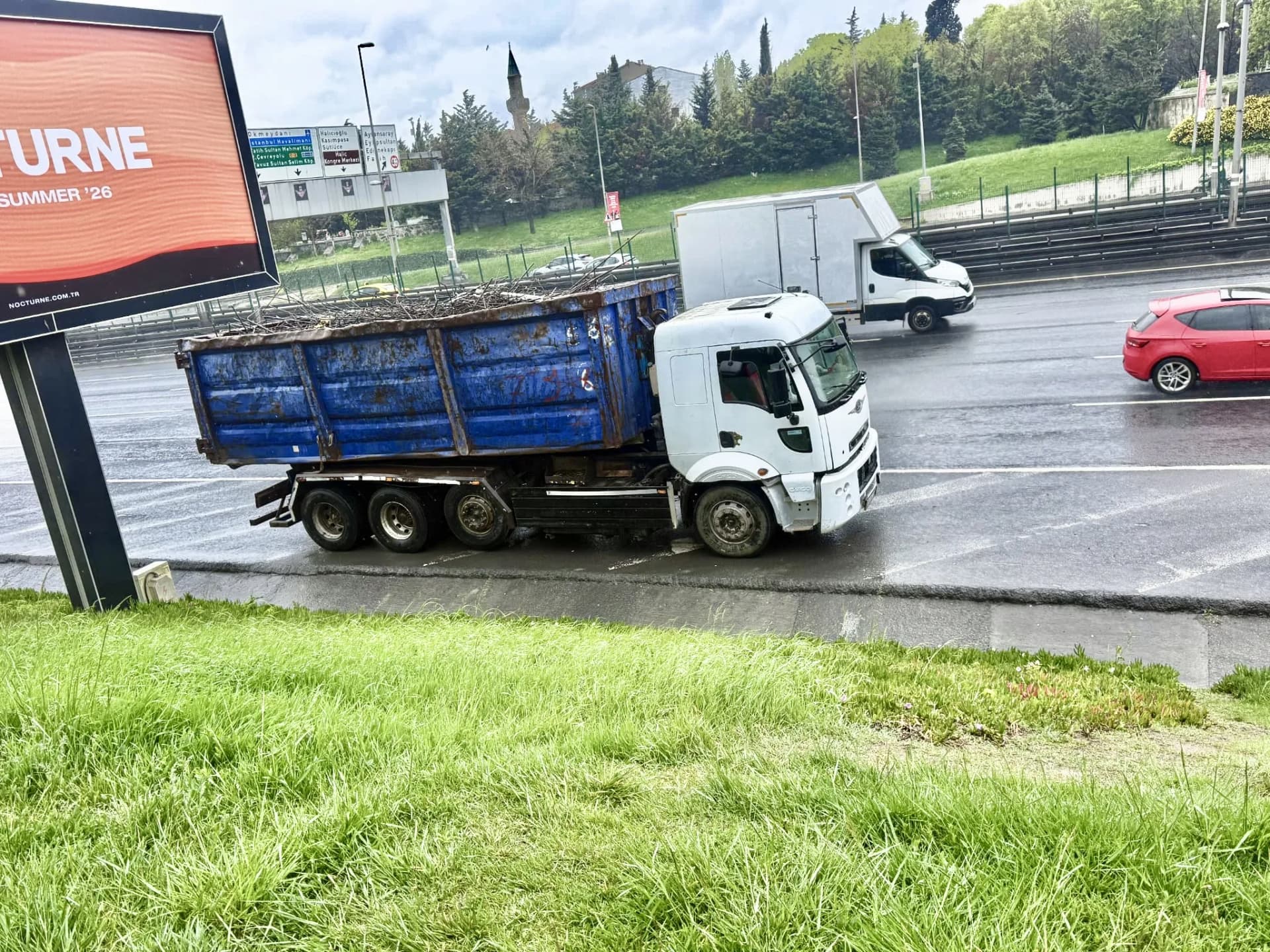 Hurda yüklü konteyner aracı — İstanbul şehir içi nakliye