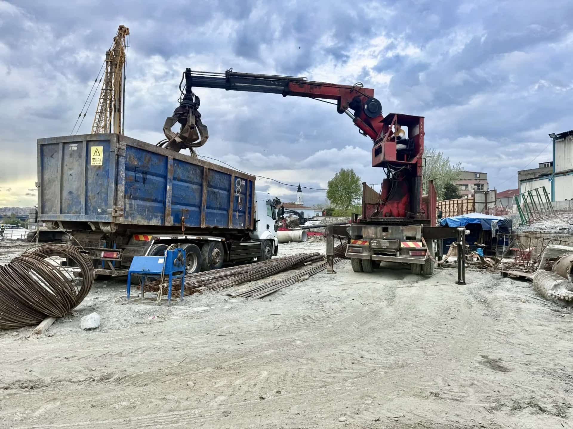 İlyasoğulları Metal ekibi şantiyede kıskaçlı vinçle hurda yüklerken